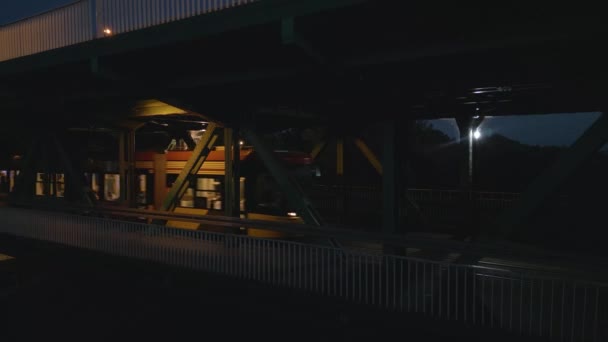 Egy Elhaladó Villamos Gdanski Hídnál Estét Drónfelvétel Közelkép — Stock videók