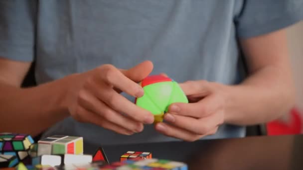 Young Solves Pyraminx Cube Magic Puzzle Hands Move Fast Resolution — 비디오