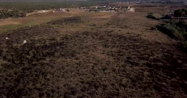 Drone Che Sorvola Una Valle Fino Piccolo Ranch — Video Stock