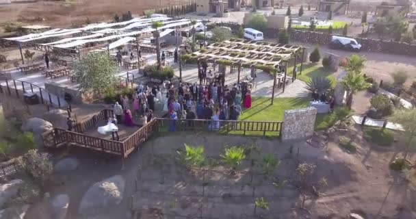 Drone Ascendiendo Sobre Una Fiesta Bodas Rancho Pequeño — Vídeos de Stock