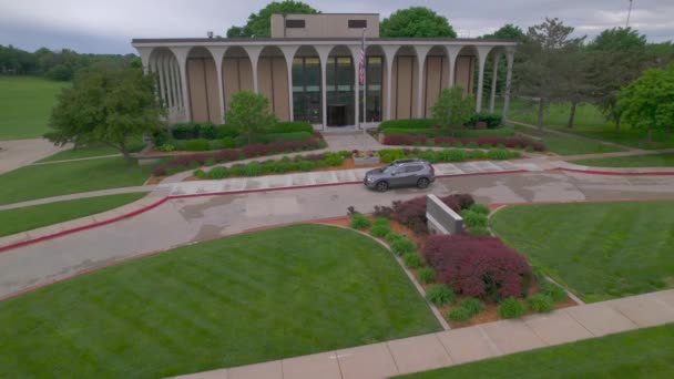 Zdjęcie Lotnicze Drona Centrum Odwiedzających Lds Independence Missouri Kościołem Chrystusa — Wideo stockowe