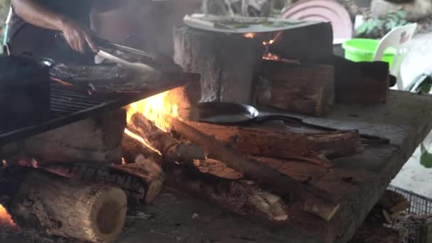 Mujer Mexicana Usa Tangas Para Revolver Comida Mexicana Tradicional Comal — Vídeo de stock