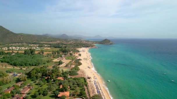 Vistas Aéreas Con Dron Cerdeña Playa Italia Con Vegetación Verde — Vídeos de Stock