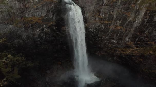 ノルウェーの美しい滝Mnafossenのドローン映像 — ストック動画