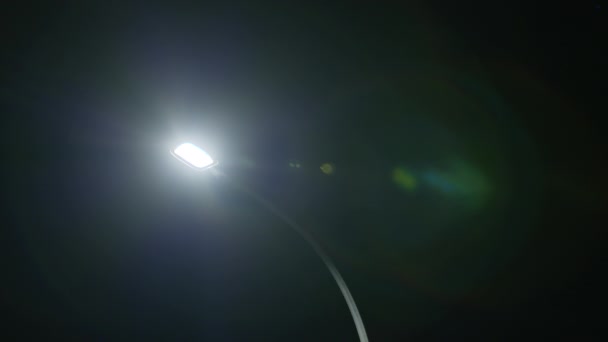 Lenzen Flare Van Een Straatlantaarn Nachts Een Rustige Buurt Nieuw — Stockvideo