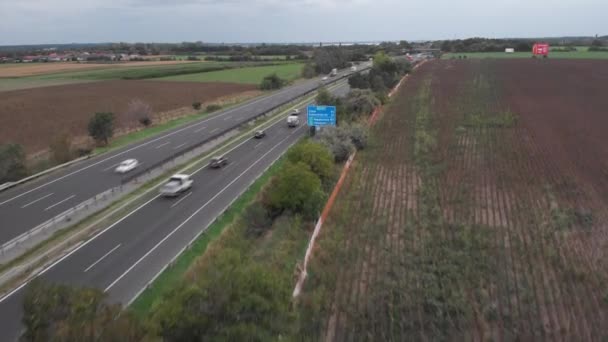 Levantamiento Aéreo Drone View Mostrando Ocupado Húngaro Carretera Hermoso Lago — Vídeos de Stock