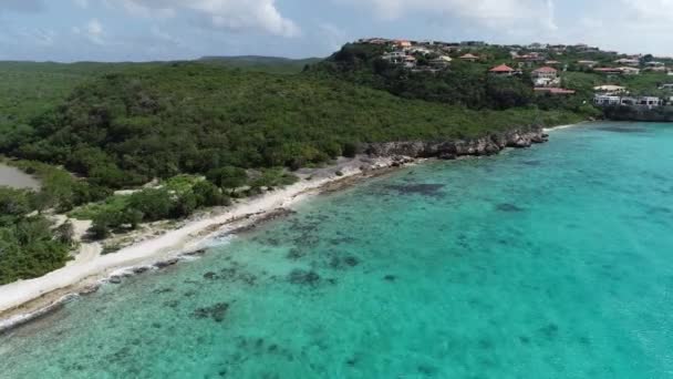 Беспилотник Улетает Острова Чистой Морской Водой Зеленью — стоковое видео