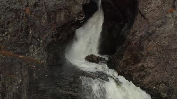ノルウェーの美しい滝Mnafossenのドローン映像 — ストック動画