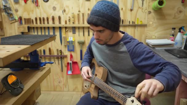 Atölyede Luthier Dijital Akortlu Yeni Yapılmış Elektrikli Rezonatör Gitarı — Stok video