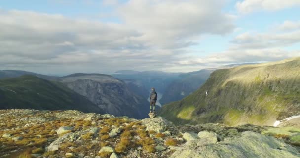 Turista Stojící Skále Vychutnat Norsko Fjord Západ Slunce Pohled Vrcholu — Stock video