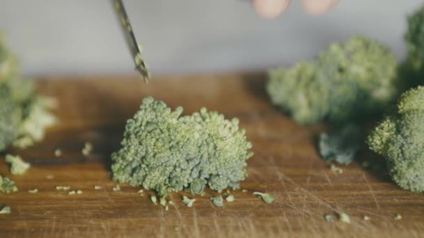 Klippa Broccoli Slow Motion Kan Träyxa Och Andra Bitar Broccoli — Stockvideo