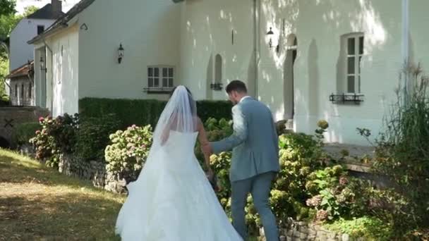 Feliz Pareja Recién Casados Caminando Por Hermoso Pueblo Holandés Thorn — Vídeo de stock