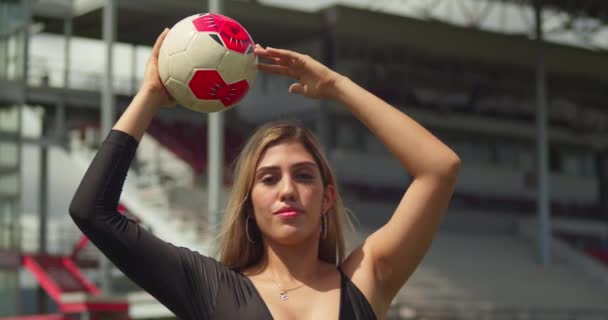 Facial Close Uma Jovem Segurando Uma Bola Futebol Sobre Seu — Vídeo de Stock