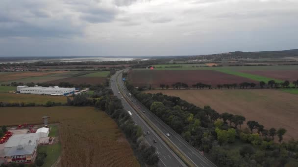 Aerial Drone Reverso Mostrando Ocupada Autopista Húngara Hermoso Lago Fondo — Vídeos de Stock