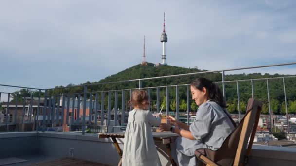 Seoul Dachcafé Mutter Und Tochter Genießen Einem Sommertag Drinks Und — Stockvideo