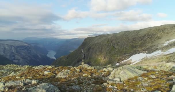 Turista Skále Dívá Ikonický Nordický Fjord Vrcholu Hory Při Západu — Stock video