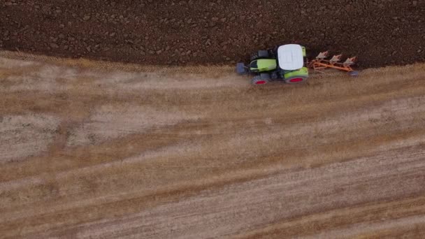 Flygdrönare Övervakning Ensam Jordbrukare Traktor Plöjning Fält Marche — Stockvideo