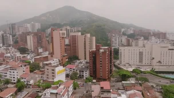 哥伦比亚卡利 一个雾蒙蒙的早晨 超高速飞越建筑物 青山和小径 — 图库视频影像
