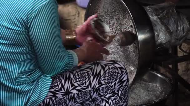 传统越南妇女坐在当地街头用老式机器手工制作椰子片 — 图库视频影像