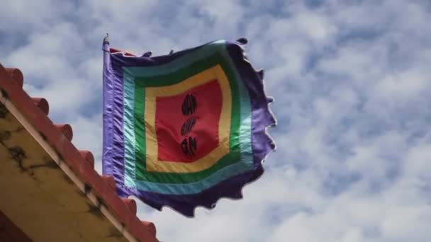 Waltempel Bunte Flagge Weht Gegen Bewölkten Sonnigen Himmel — Stockvideo