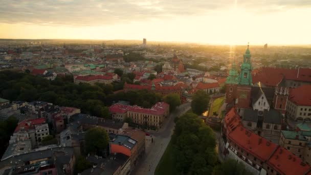 ポーランドのWawel城近くの日の出時にクラクフの歴史的な旧市街の空中ビュー — ストック動画