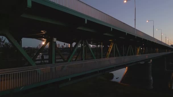 Câmera Levantando Mostrando Dois Decks Ponte Gdanski Seguida Revelando Panorama — Vídeo de Stock