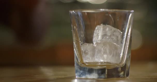 Zeitlupe Whiskey Mit Eiswürfeln Ins Glas Gießen — Stockvideo