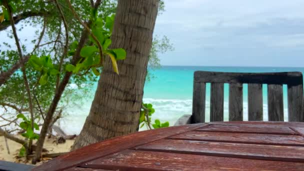 Mesa Madeira Rústica Cadeira Lado Praia Tropical Árvore Com Ondas — Vídeo de Stock