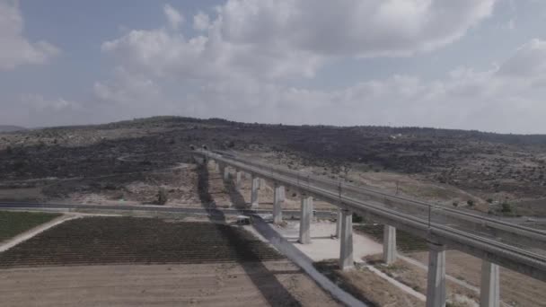 Parallaxe Aérienne Train Passant Sur Pont Ferroviaire Massif Sur Les — Video