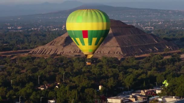 Vista Aérea Alrededor Globo Aerostático Volando Alrededor Pirámide Teotihuacán Hora — Vídeos de Stock