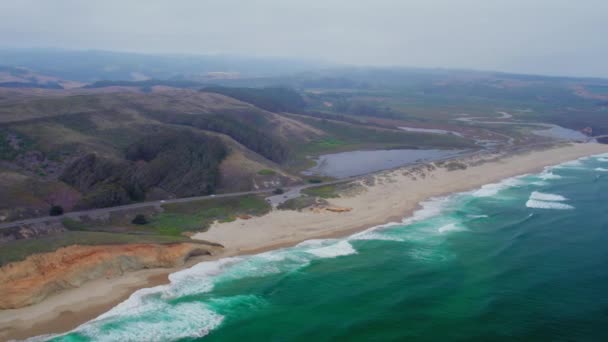 High Vista Aerea Drone Rotazione Pan Colpo Scogliere Californiane Costa — Video Stock