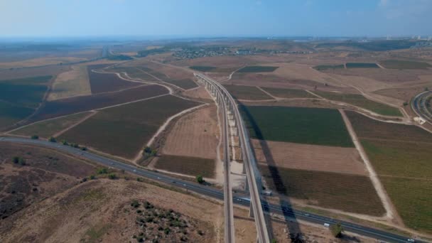 Прекрасний Повітряний Паралакс Масивного Залізничного Мосту Над Сільськогосподарськими Полями Виноградниками — стокове відео