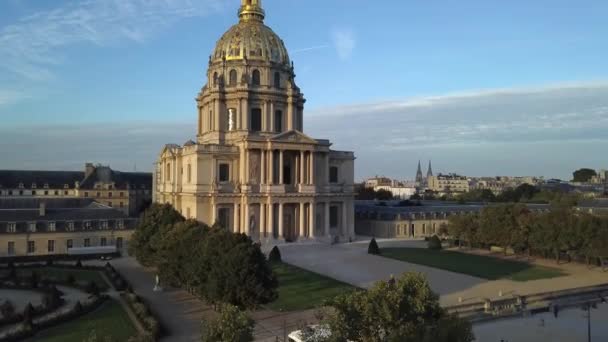 Ein Drohnenschuss Zeigt Die Untergehende Sonne Die Auf Die Domkirche — Stockvideo