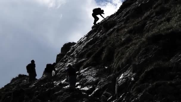 Starker Kontrast Wanderer Hat Schwierigkeiten Beim Klettern Auf Kette Den — Stockvideo