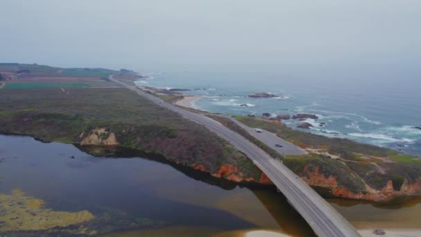 美国加利福尼亚州San Gregorio海滩附近的太平洋海岸高速公路上的雾气中驾车的空中无人机视图 — 图库视频影像