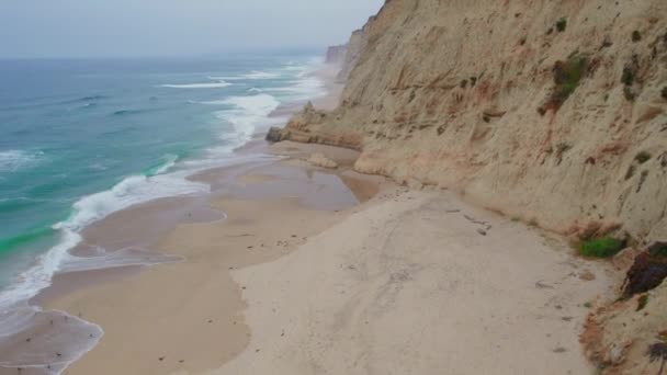 在加利福尼亚海滩上 随着海面的刮风 沿着悬崖飞行 圣格雷戈里奥州海滩 太平洋海岸高速公路 空中景观 无人机射中 — 图库视频影像