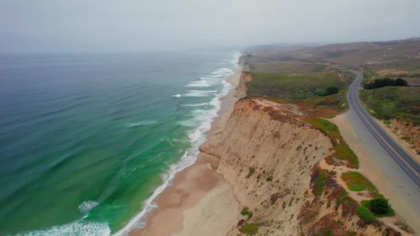 Drohne Schoss Einem Nebligen Tag Auf Dem Pacific Coast Highway — Stockvideo