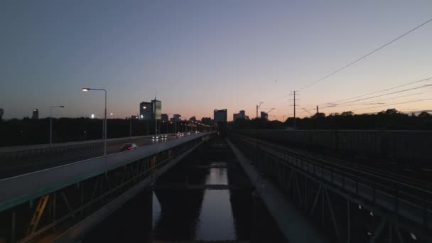 Camera Keert Terug Door Het Midden Van Gdanski Brug Met — Stockvideo