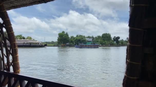 Houseboats Tradizionale Andare Passato Kumarakom Kerala Visto Barca Passaggio — Video Stock