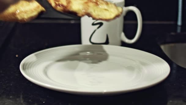 Zelfgemaakte Omelet Een Witte Plaat Leggen Met Een Spatel Langzame — Stockvideo