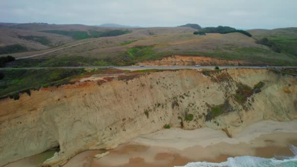 美国加利福尼亚州圣格雷戈里奥州海滩太平洋海岸公路的无人机摄像 — 图库视频影像
