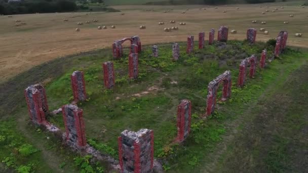 Stonehenge Como Ruinas Medio Del Campo Heno Pedestal Aéreo Arriba — Vídeo de stock