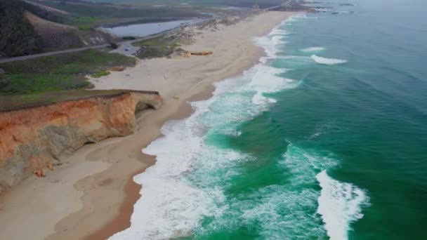 Vista Aérea Aviones Tripulados Aves Volando Sobre Océano Pacífico Gente — Vídeos de Stock