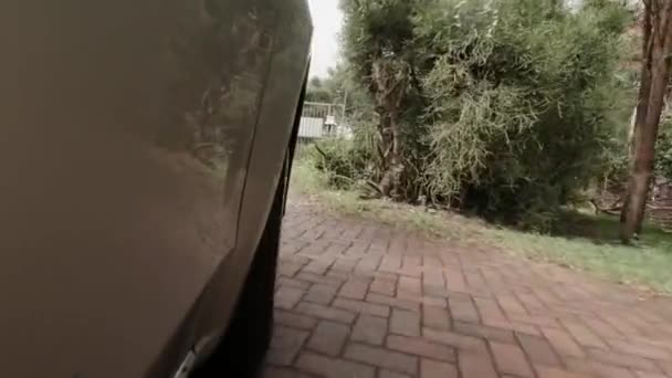 在南非克鲁格国家公园的一个休息营 一辆等待大门打开的汽车的Pov镜头 — 图库视频影像