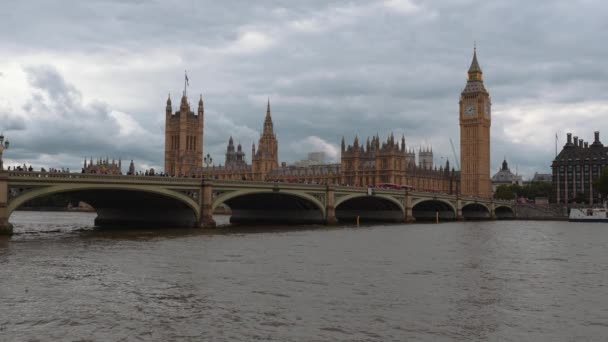 議会とウェストミンスター橋の都市の家 ビッグベン 修道院とテムズ川ロンドン で2022鳥が飛んで エリザベス女王が死んだように雲の空とチャールズは王です — ストック動画