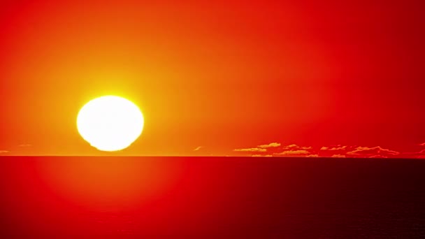 Lapso Tiempo Sol Grande Brillante Amarillo Poniéndose Horizonte Rojo — Vídeo de stock
