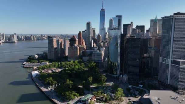 青空が広がる晴れた日には マンハッタンとハドソン川の下の空の景色 右側のマンハッタンに面したドローンカメラ穏やかな海の上でゆっくりと — ストック動画