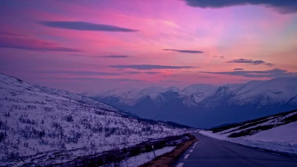 Estática Toma Carretera Sinuosa Través Las Montañas Invierno Durante Tiempo — Vídeos de Stock