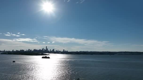 Eine Luftaufnahme Des Hafens Von New York Einem Sonnigen Tag — Stockvideo