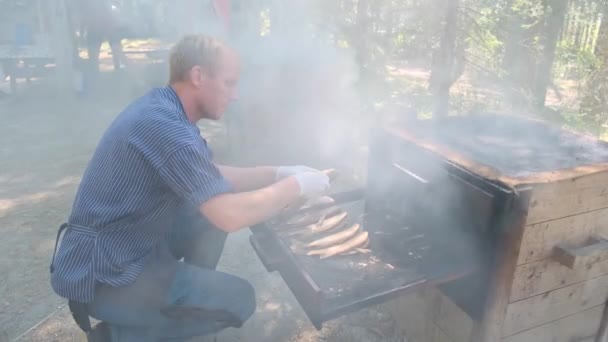 Norský Muž Dělá Kouřící Horkou Rybu Lese Městě Elverum Norsku — Stock video